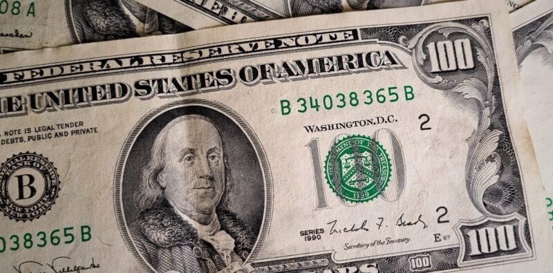 Estados Unidos saca de circulación billetes de 100 dólares de más de 50 años dólar