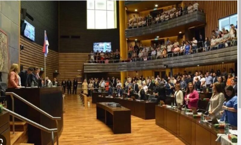 Misiones integrará la IA a la educación general básica 5 la Cámara de Representantes de Misiones aprobó por unanimidad una ley que establece la integración progresiva de la Inteligencia Artificial (IA)