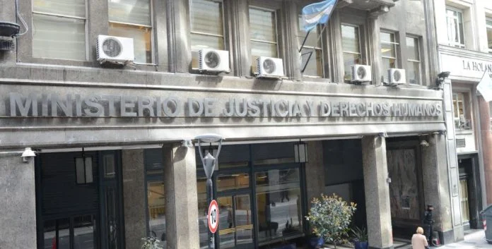 El Gobierno despidió a 2.400 empleados del Ministerio de Justicia y eliminó incentivos por capacitaciones ministerio de justicia 696x353 1 - 2