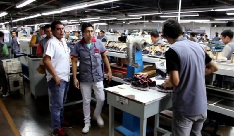 El delegado sindical remarcó que la totalidad de la producción de Dass Eldorado está destinada al mercado interno argentino, pero que muchas marcas internacionales están dejando de fabricar en el país y recurriendo a las importaciones.