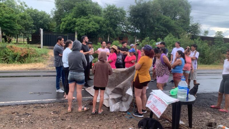 Barrio Cruz del Sur | Vecinos denuncian violencia y abusos en desalojo tras la toma de un terreno 4 corte vecinos - 3