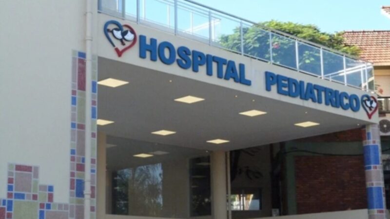 Avance en salud infantil: cirugía urológica mínimamente invasiva en el Hospital de Pediatría de Misiones 3 La intervención fue realizada por el Dr. Enrique Martín Lago, especialista en Cirugía y Urología Pediátrica del hospital Pediátrico, y consistió en una ureteroscopía flexible con fragmentación láser, técnica que evita la cirugía abierta y reduce significativamente el tiempo de recuperación.