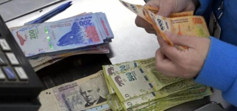 ¿Alivio al Bolsillo? | El INDEC asegura que los salarios subieron por encima de la inflación Mientras el Gobierno evita convalidar las subas reclamadas, el salario mínimo se consolida como uno de los más bajos de la región.