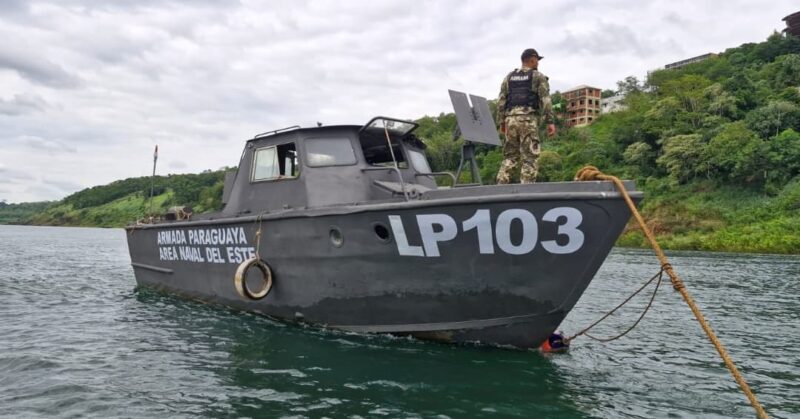 Contrabando en Iguazú | Denuncian protección de la Armada paraguaya en un puerto clandestino local armada