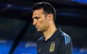 Scaloni: “si los rendimientos no son los adecuados, tomaremos decisiones” 5 El DT de la Selección argentina, Lionel Scaloni, confirmó a Lionel Messi como titular ante Zambia, analizó el presente del equipo y habló de la lista para el Mundial 2026.