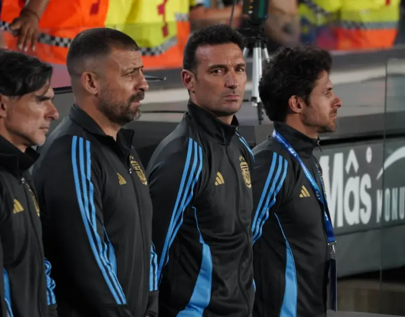 Scaloni: “si los rendimientos no son los adecuados, tomaremos decisiones” 4 El DT de la Selección argentina, Lionel Scaloni, confirmó a Lionel Messi como titular ante Zambia, analizó el presente del equipo y habló de la lista para el Mundial 2026.
