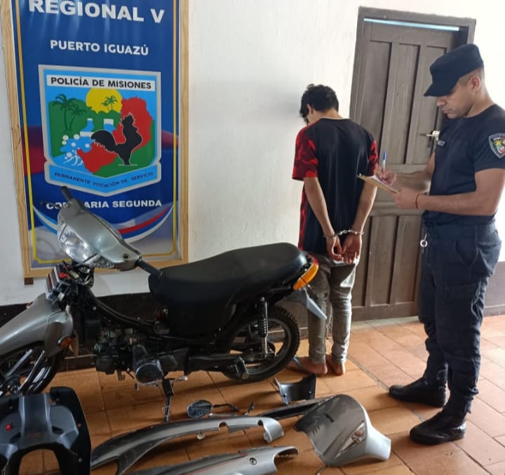 Tres detenidos, una motocicleta y otros objetos recuperados tras operativos policiales en Iguazú 6 Tres detenidos 2 - 5