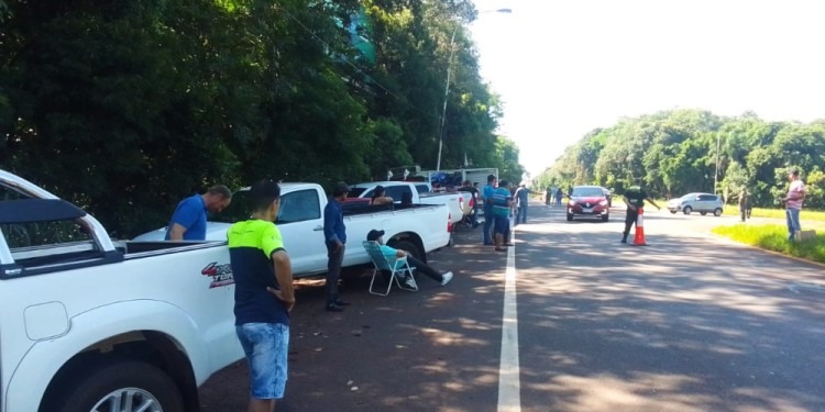 Conflicto yerbatero | Productores se manifiestan en el ingreso a las Cataratas del Iguazú yerba