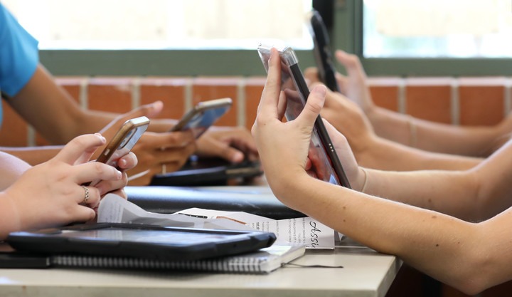 celular en el aula
