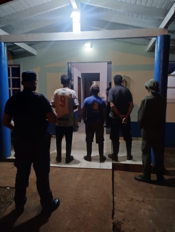 Tres cazadores, armados y con un oso melero faenado detenidos en el Parque Provincial Urugua-í 8 WhatsApp Image 2025 03 25 at 09.35.41 - 7