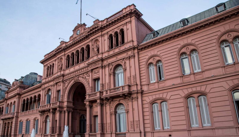 La motosierra de Milei eliminó casi 60 mil empleados públicos y el recorte sigue mes a mes 1 El informe mensual del INDEC confirma la política de reducción progresiva del empleo público. Desde enero de 2025, mes en el que se registraron 299.963 empleados, el ajuste alcanzó ya a más de 7.000 puestos, y no hay señales de que se detenga.