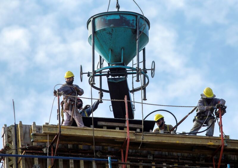 El INDEC difunde hoy las estadísticas de la industria y la construcción 3 La industria acumula siete meses en baja, mientras la construcción muestra señales dispares según los últimos informes del INDEC.