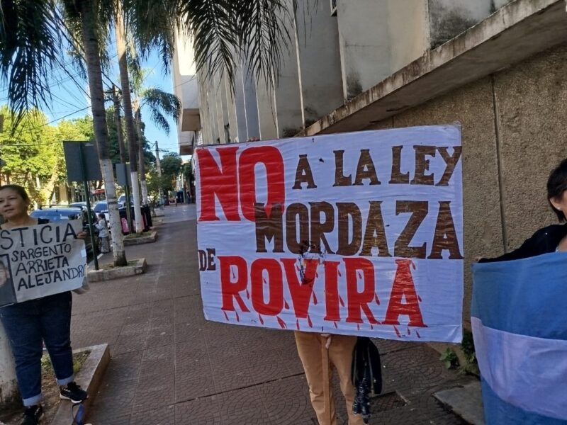 familiares de ex policias detenidos en Juzgado 3 6 - 11