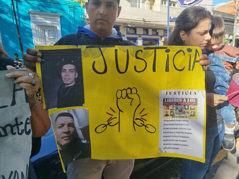 familiares de ex policias detenidos en Juzgado 3 8 - 7