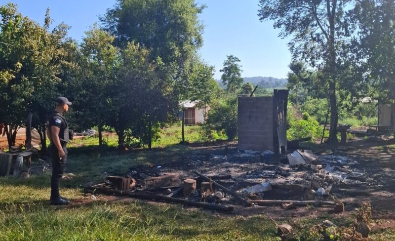 Oberá | Investigan el incendio que consumió una vivienda en su totalidad sin personas heridas incendio obera - 1