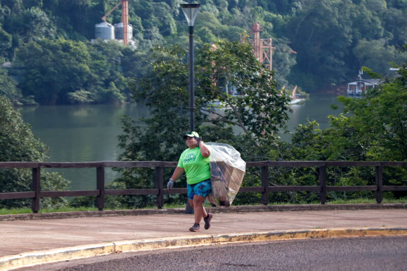Este sábado es el “Plogging por el Planeta” en Iguazú, que combina ejercicio con la limpieza del entorno 4 plogging 1 - 3