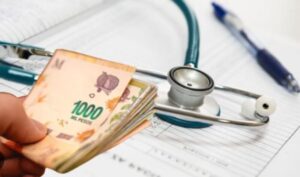 Casi la mitad de los afiliados a prepagas evalúa abandonar la cobertura privada por el aumento de las cuotas El fuerte aumento de las prepagas desde la gestión de Javier Milei dejó a más de 742 mil personas sin cobertura médica privada en Argentina.