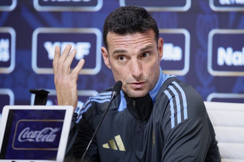 El DT de la Selección argentina, Lionel Scaloni, confirmó a Lionel Messi como titular ante Zambia, analizó el presente del equipo y habló de la lista para el Mundial 2026.