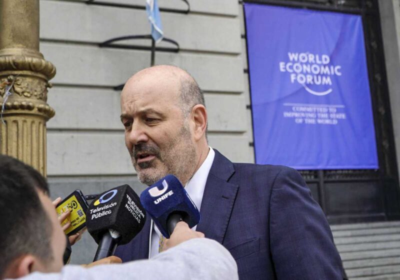 Reforma laboral: Francos y Sturzenegger desmienten jornada de 12 horas 2 Francos y Sturzenegger aclaran la reforma y desarman rumores sobre recortes de derechos.