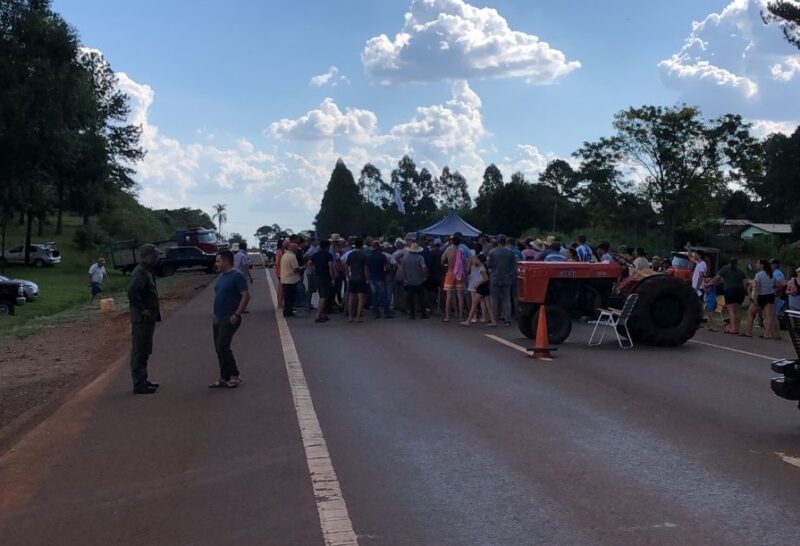 Conflicto Yerbatero | Productores autoconvocados de la zona norte cortan la Ruta 14 a la altura de San Vicente yerba 4 - 1
