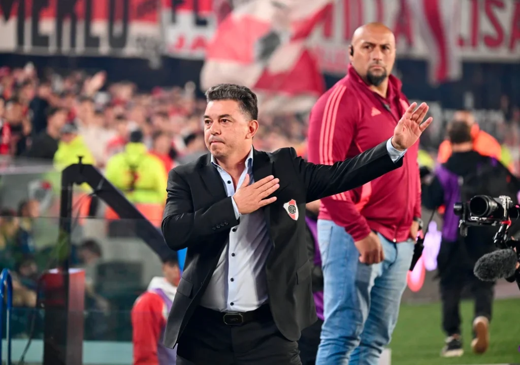 Gallardo pidió que no haya homenajes en su despedida como DT de River Marcelo Gallardo dirigirá su último partido en River y pidió que no haya homenajes ni plaquetas en su despedida.
