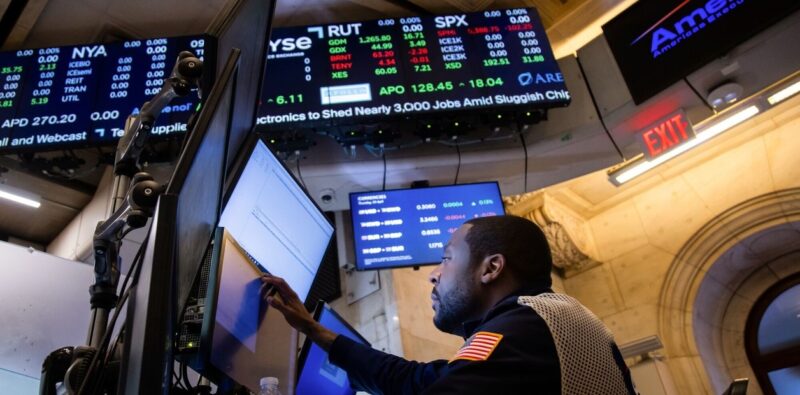 Volatilidad global y cierre en alza: cómo impactó en Argentina 3 Argentina: el riesgo país se mantuvo estable y los mercados cerraron en alza