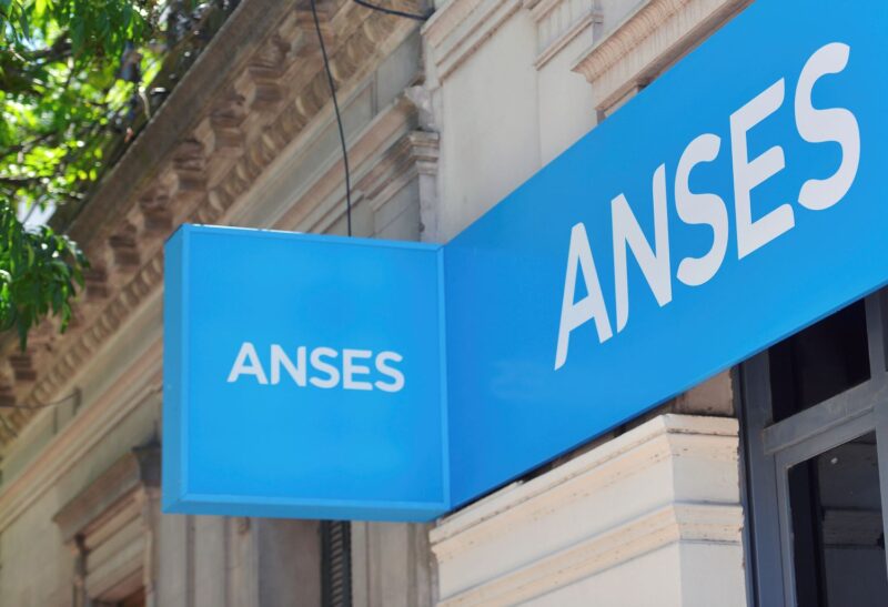 ANSES anunció aumentos en jubilaciones, pensiones y asignaciones para agosto 2 Aunque existe un subsidio funerario de ANSES, el monto actual de $15.000 no alcanza ni el 2% del costo de un sepelio básico
