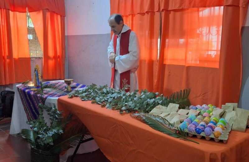 Alberto Barros: “Milei distorsiona las enseñanzas de Jesús” 6 “Dijo que es un virus que se metió en la cabeza de la gente. ¿Cómo puede decir eso? El virus es el desprecio, el desinterés por el que sufre, por los jubilados, por los niños enfermos, por los hospitales desfinanciados. Eso sí es una enfermedad del corazón”, remarcó Barros sobre el discurso de Milei