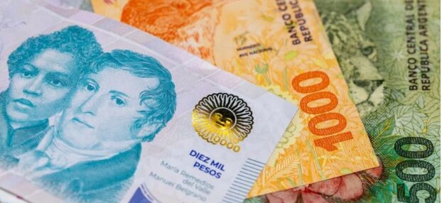 Nación fijó las subas del salario mínimo escalonadas hasta agosto 2 billetes - 1