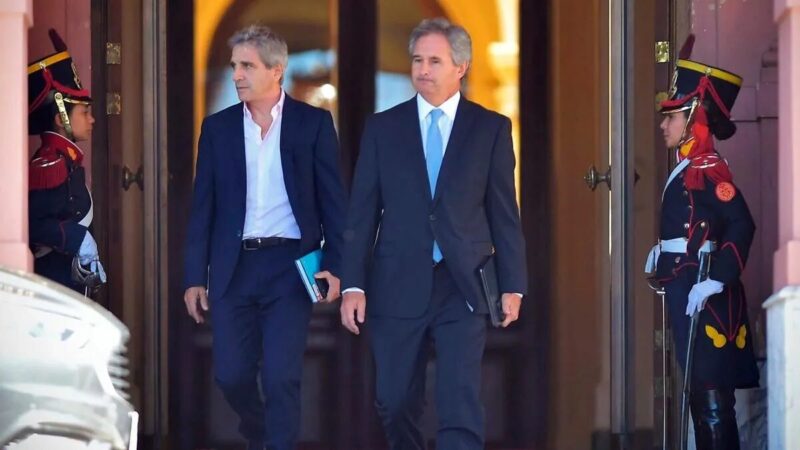 Fiebre por los pesos: fuerte demanda por bonos cortos del Tesoro 3 La Secretaría de Finanzas concretó este lunes una licitación clave en el mercado local al adjudicar títulos públicos por un total de $5,016 billones en valor efectivo.