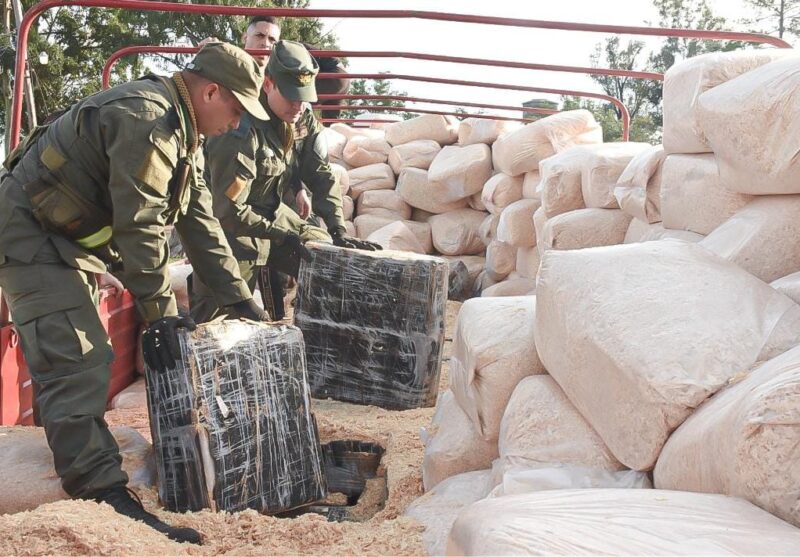 Cuatro detenidos en Misiones tras caer camión con tres toneladas de droga droga 1 - 2