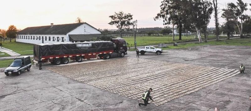 Cuatro detenidos en Misiones tras caer camión con tres toneladas de droga 6 droga 3 - 5