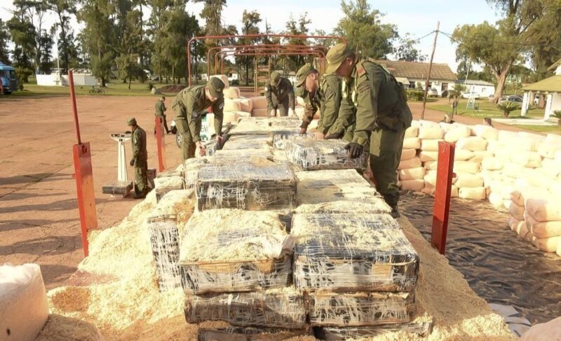 Cuatro detenidos en Misiones tras caer camión con tres toneladas de droga 4 droga 4 - 3