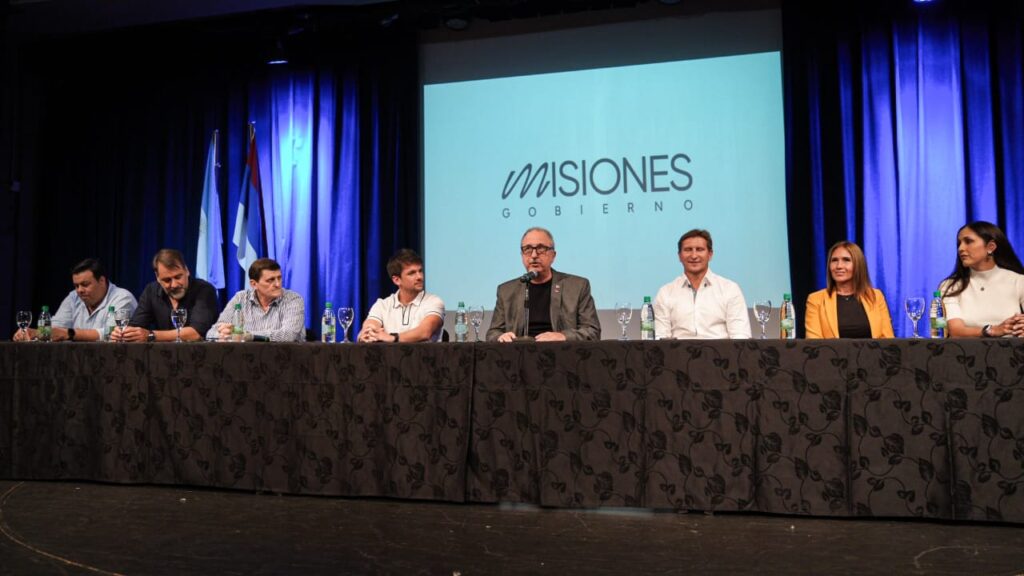 Passalacqua entregó fondos a municipios y Safrán advirtió caída de la coparticipación 3 entrega de fondos 3 - 2