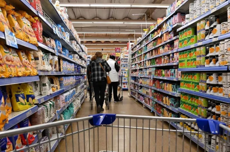“El número intenta resumir muchísimas situaciones”: del Bianco sostuvo que la inflación baja, pero la plata no alcanza 4 Del Bianco explicó que frente a la inflación, la canasta básica total subió solo 0,1%, pero se percibe lejana a la realidad por gastos no contemplados (educación privada, transporte, servicios).