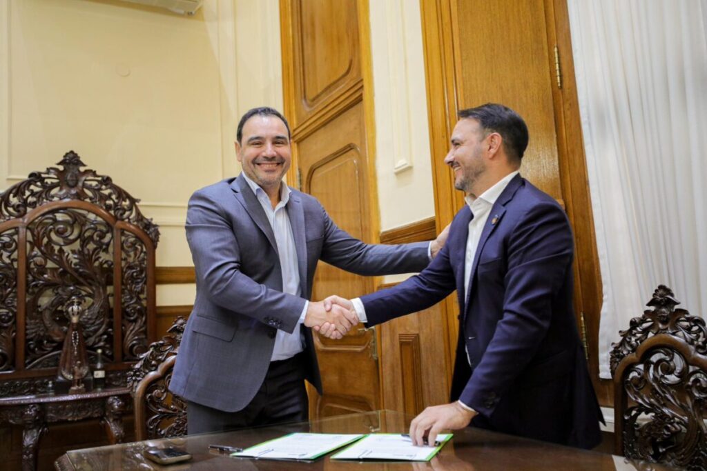 Corrientes firmó un convenio histórico con tres municipios para distribuir las regalías de Yacyretá 5 El intendente Juan Pablo Valdés celebró el convenio como un paso trascendental.