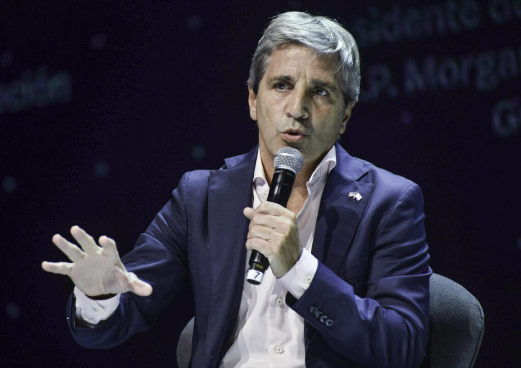 Los incentivos que prepara el Gobierno para sacar los dólares del colchón 6 luis caputo - 5