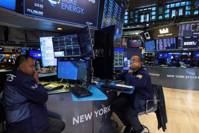 Los mercados anticiparon que podría vivirse un "lunes negro" financiero 4 mercado negro - 3