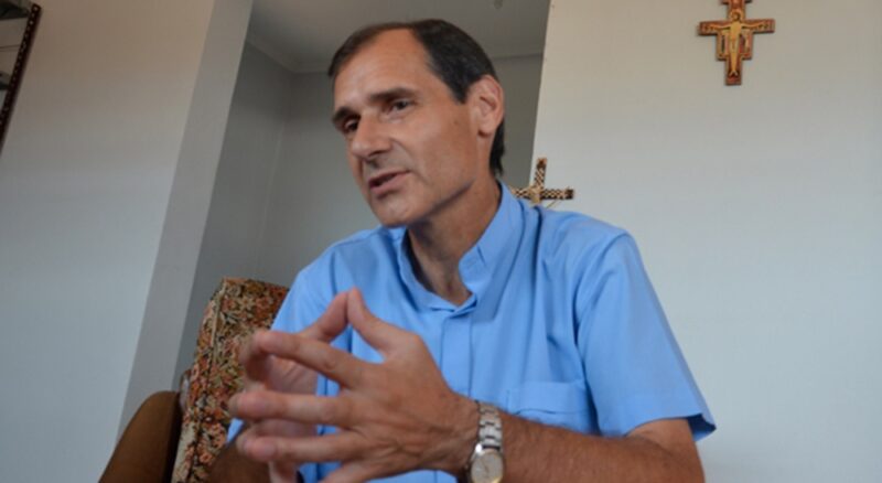 Alberto Barros: “Milei distorsiona las enseñanzas de Jesús” 3 El sacerdote Alberto Barros, vicepresidente de Cáritas de Posadas, criticó con dureza a Javier Milei por calificar la justicia social como un pecado. Advirtió que su modelo es “anticristiano y violento”.