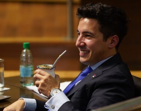 La Legislatura tratará la renuncia de Pedro Puerta Pedro Puerta volvió a mostrarse en Asia representando su empresa yerbatera mientras continúa de licencia legislativa en Misiones, sin asistir al recinto desde 2024.