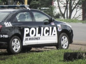 Iguazú: entró a robar al hotel de su vecino y lo capturaron 4 Durante la madrugada de este domingo, aproximadamente a las 4, la policía de la seccional 8va intervino en un accidente de tránsito ocurrido en la intersección de avenida Quaranta y avenida 147, en Posadas. Según las primeras informaciones, una motocicleta habría colisionado contra la parte trasera de un automóvil detenido frente al semáforo.