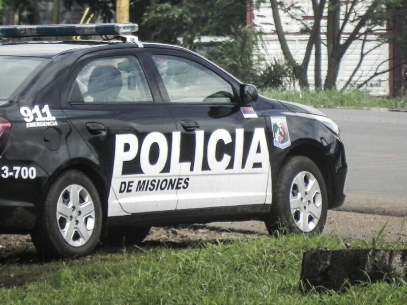 Durante la madrugada de este domingo, aproximadamente a las 4, la policía de la seccional 8va intervino en un accidente de tránsito ocurrido en la intersección de avenida Quaranta y avenida 147, en Posadas. Según las primeras informaciones, una motocicleta habría colisionado contra la parte trasera de un automóvil detenido frente al semáforo.