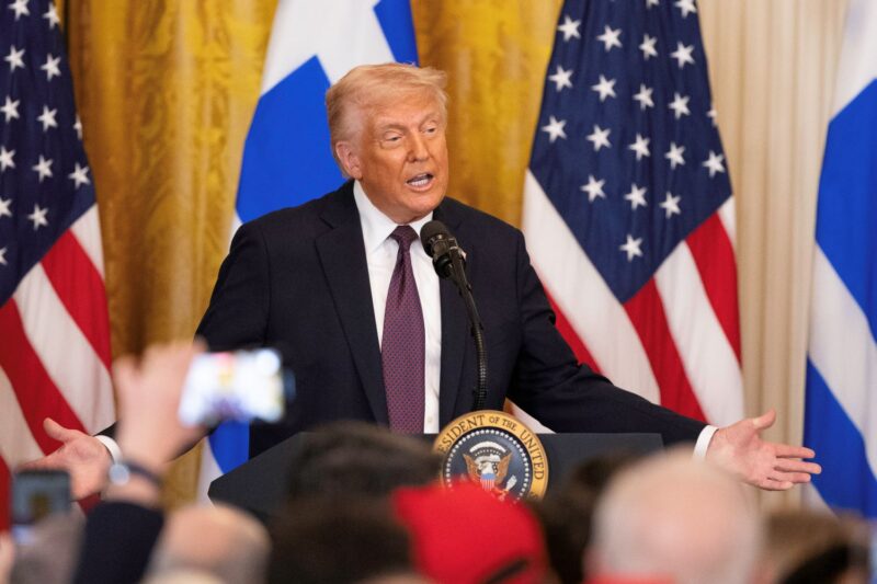 Los mercados anticiparon que podría vivirse un "lunes negro" financiero 6 trump - 5