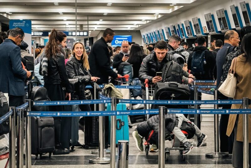También estamos en nivel récord de turismo emisivo. Justo ahora que va a haber menos oferta de dólares por exportaciones, incentivada por la cancelación de la baja de retenciones al maíz y la soja (mal humor en el campo). 