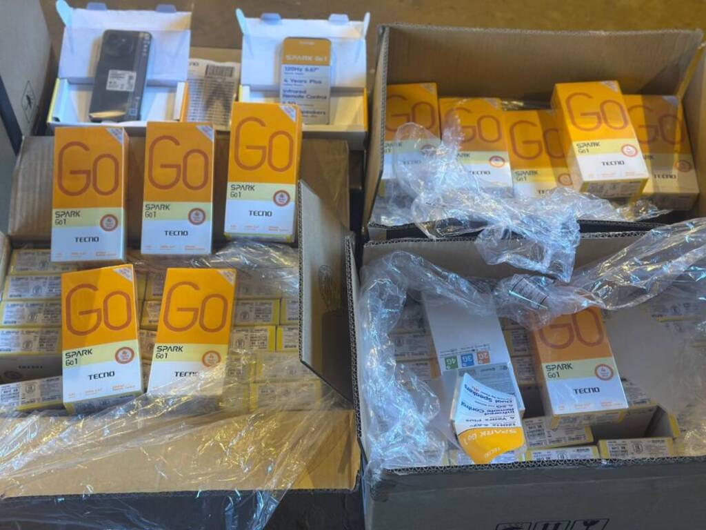 Golpe al contrabando: incautaron más de 20 mil celulares ocultos en un contenedor Celulares 1 - 2