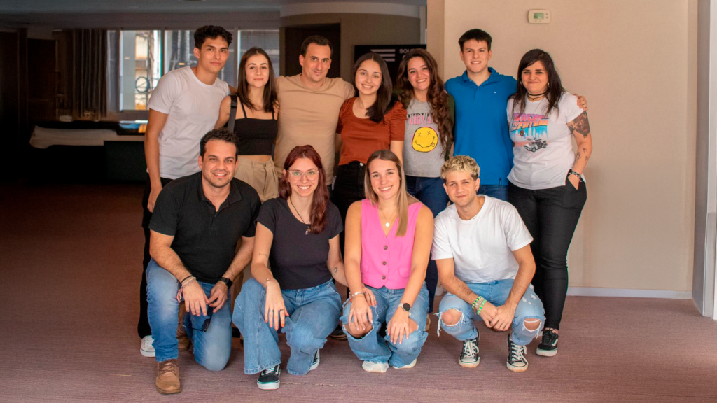 Quién es Victoria Cáceres, la libertaria que pide "motosierra" y es candidata renovadora 2 Victoria junto a su equipo de GenZ recibieron la visita del periodista Javier Lanari, Subsecretario de Prensa de la Presidencia de Javier Milei