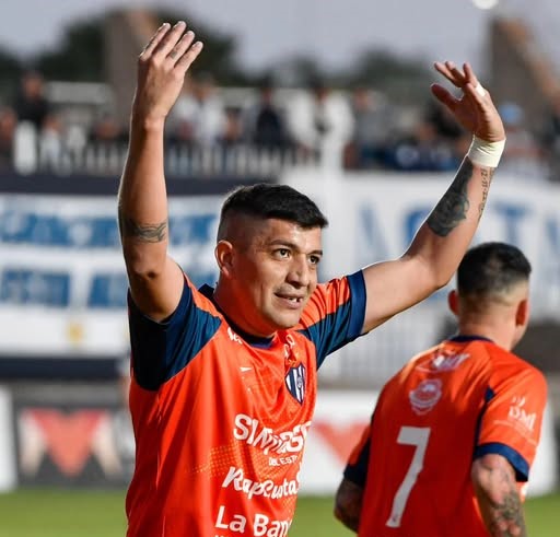 Bartolomé Mitre rescató un empate en un partidazo; Crucero sufrió otra derrota 4 Israel "coco" Roldán