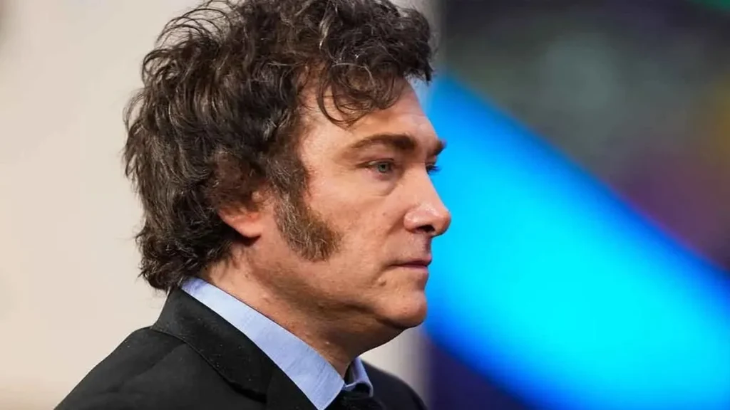 Argentina endurece su política migratoria: nuevas restricciones a extranjeros para salud, educación y residencia 2 El presidente Javier Milei decidió implementar por DNU una reforma migratoria en Argentina