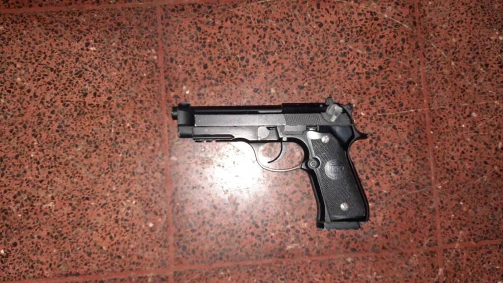 Terror en la Placita: “lo que pasó el sábado no vuelve a pasar nunca más” 4 Arma secuestrada por la Policía de Misiones por el enfrentamiento en La Placita de Posadas