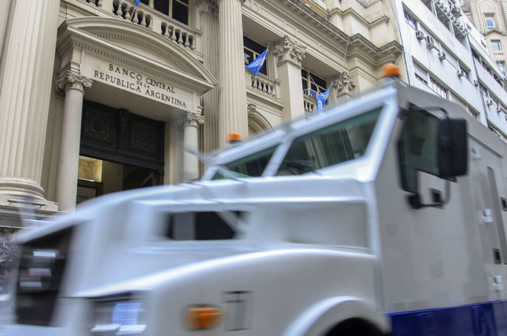 El BCRA fijó en 72,56% el tope de tasa para tarjetas de crédito no bancarias 2 La advertencia de Cavallo se enmarca en un contexto de bajo nivel de reservas netas en el Banco Central de la República Argentina (BCRA), restricciones cambiarias vigentes y un proceso de re-monetización